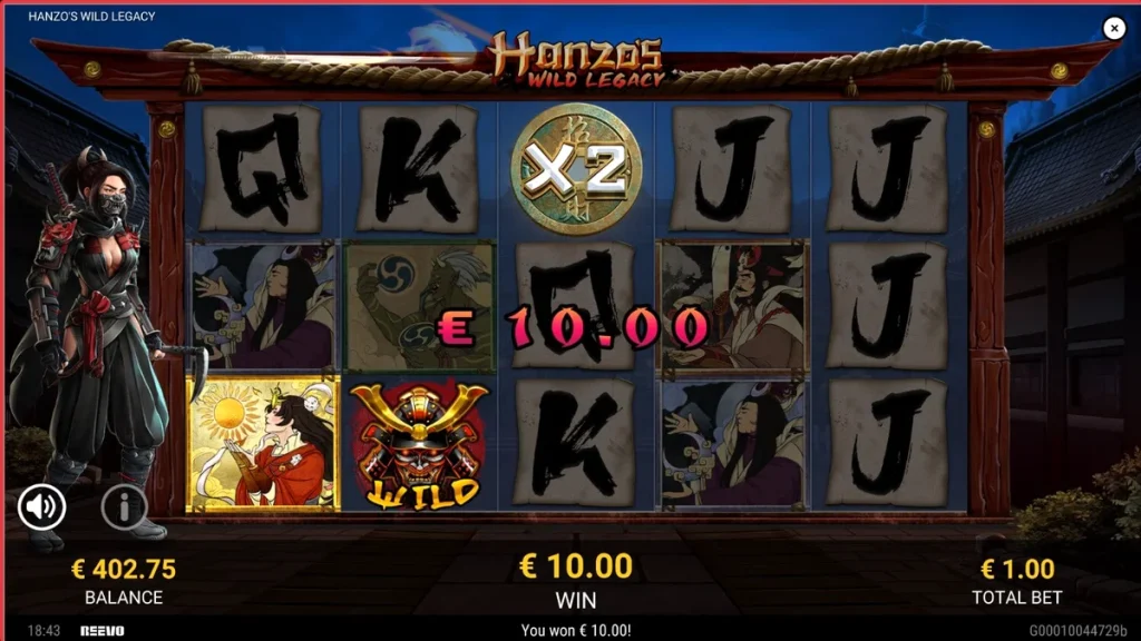 Seorang ninja wanita berdiri di samping gulungan slot Hanzo’s Wild Legacy dengan latar belakang malam Jepang feodal.