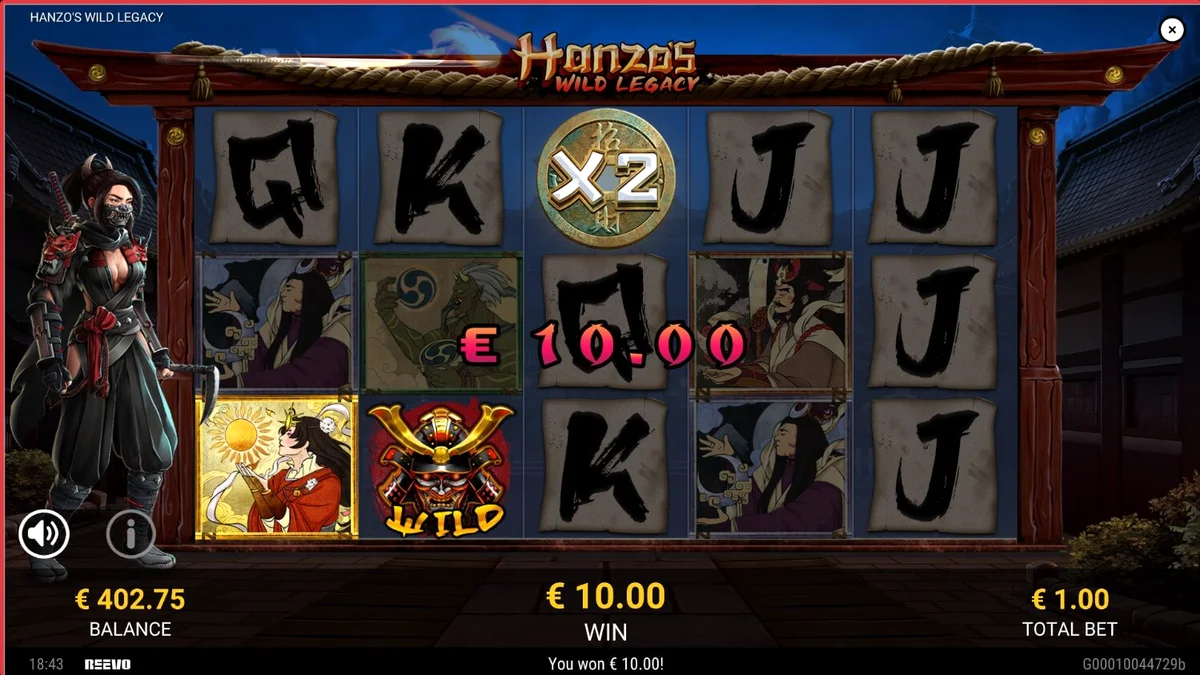 Seorang ninja wanita berdiri di samping gulungan slot Hanzo’s Wild Legacy dengan latar belakang malam Jepang feodal.